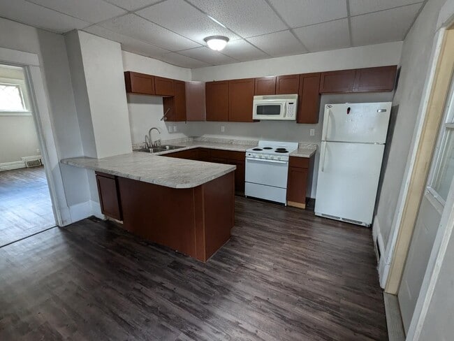 Building Photo - Ward 42 - 7th Ave Duplex Unit 101 7th Ave SE
