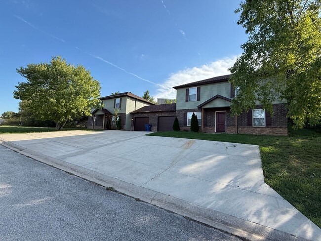 Building Photo - 3BR Townhouse near Holiday Hills