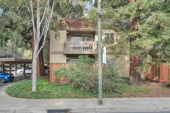 Building Photo - Spacious Upstairs Condo, Balcony, Storage,...