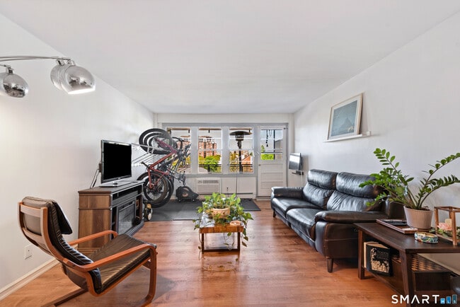 Building Photo - 30 Glenbrook Rd Unit 2E