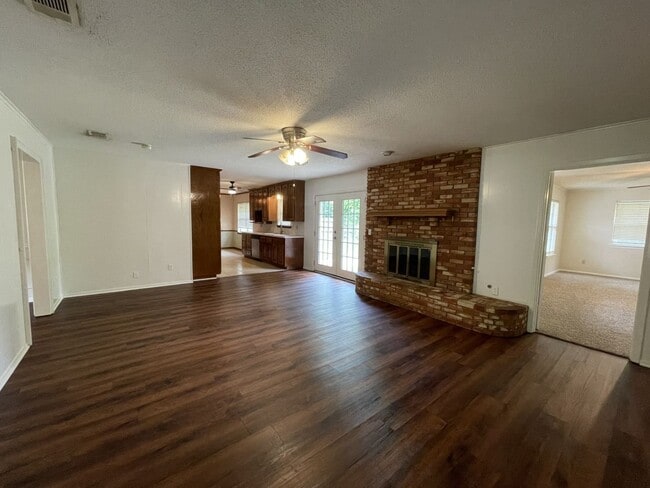 Photo - 705 White Oak Ln