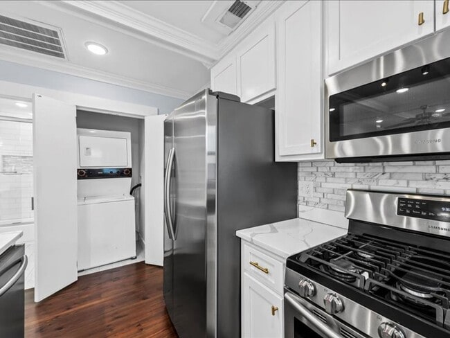 Building Photo - 2 Bedroom, 2 Bath Home with ADU Downtown Charleston!