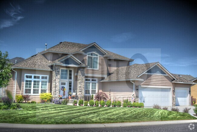 Building Photo - Big and Beautiful Home