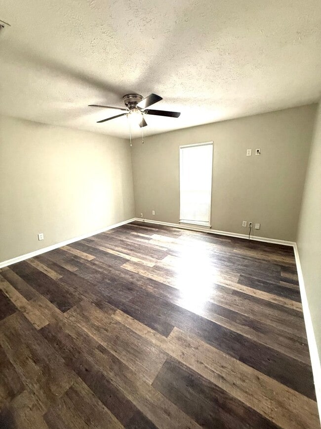 Photo - ** 3 Bed 2.5 Bath located close to Shakespear park ** Call 334-366-9198 to schedule a self-showin...