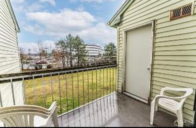 Photo - 208 Woodbridge Commons Way