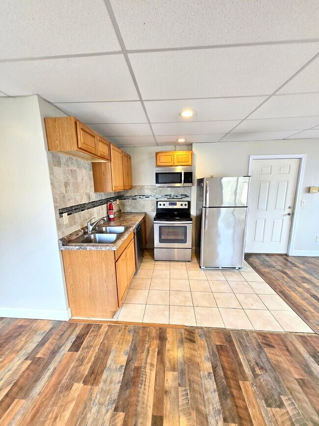 Building Photo - 1336-1340 Cranston Street Unit 1340 - 1st Floor Front