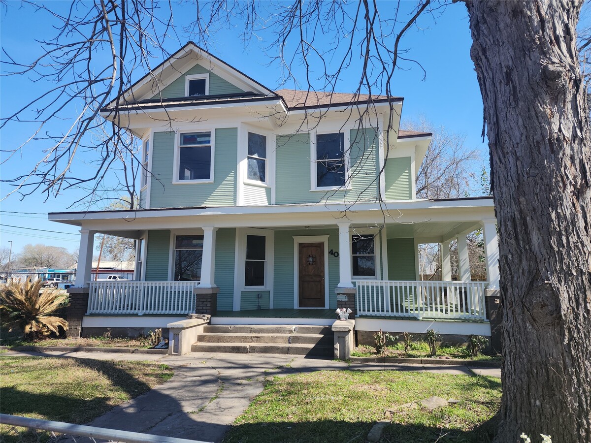 Photo - 403 Farquhar St