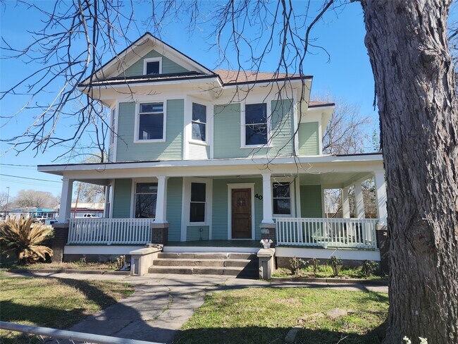 Photo - 403 Farquhar St