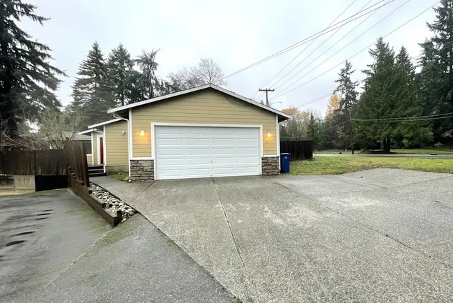 Building Photo - 13420 Des Moines Memorial Dr S