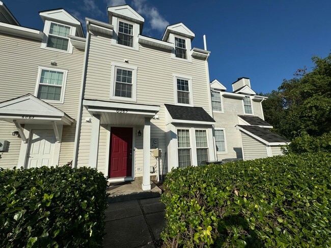 Photo - Stunning 2 Bed 2.5 Bath Interior Townhome In Newgate Community