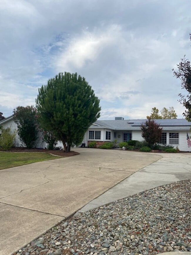 Building Photo - Beautiful Home w/ Pool