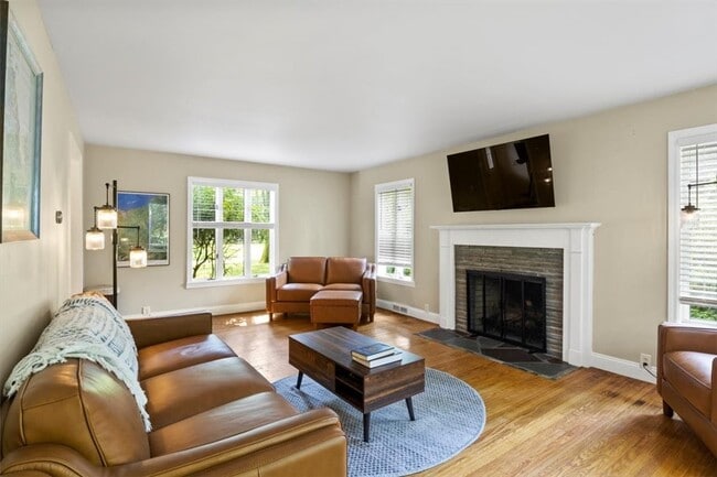 Photo - 485 Oakridge Dr