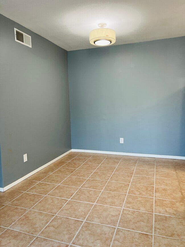 Área de comedor - 5710 Baltimore Dr