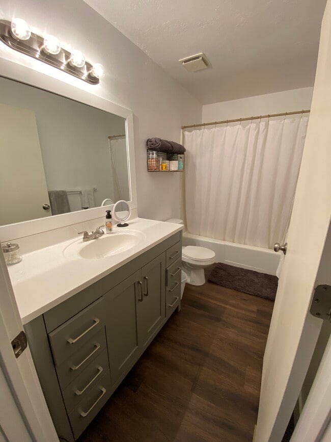 Bathroom - 1062 N 375 W