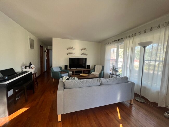 Photo - 411 N Hillsdale Dr