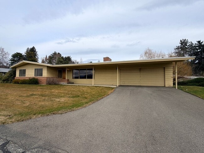 Photo - Country like setting! Spacious 3+ bed/ 1.5 bath house with garage, large yard, private deck and a...