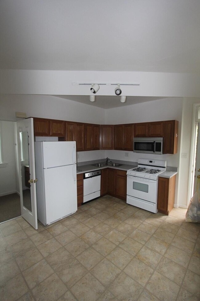 Building Photo - 6322 Victoria Ave