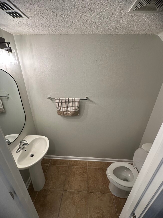 Medio baño - 1500 Calming Water Dr Unidad #2406