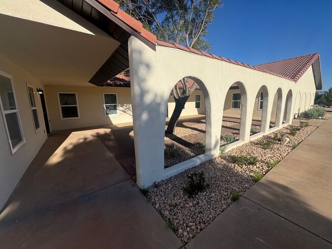 Building Photo - 75 E Roundy Mountain Rd Unit Triplex #2 Rental