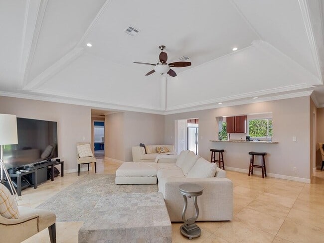 Photo - 527 E Causeway Blvd