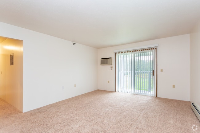 2 BR, 1 BA - 960 SF
