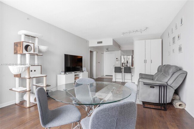 Building Photo - 335 S Biscayne Blvd Unit 3402