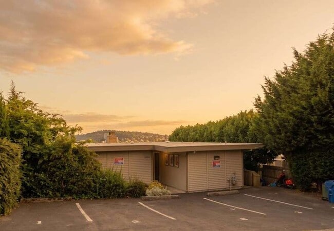 Photo - Queen Anne 1-Bedroom Apartment for Rent | Pet Friendly & On-Site Laundry in Quiet 4-Unit Building Unit 4