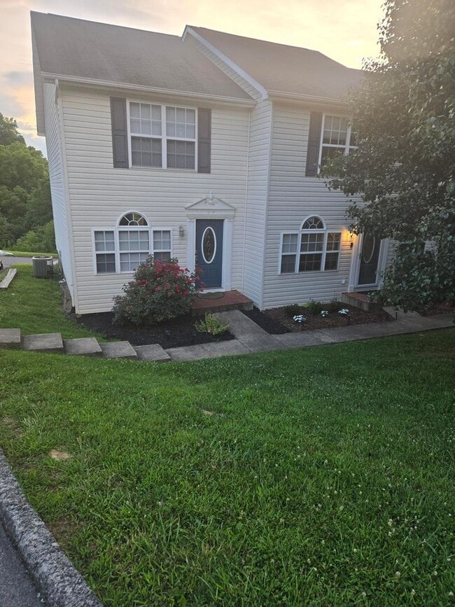 Spacious 2-Bedroom Townhome – End Unit wit... - Spacious 2-Bedroom Townhome – End Unit wit...
