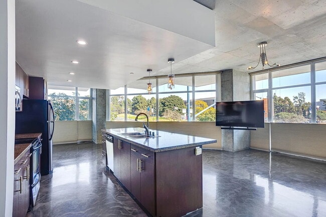 Photo - 1080 Park Blvd