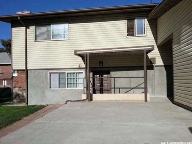Photo - Beautiful home with fence backyard