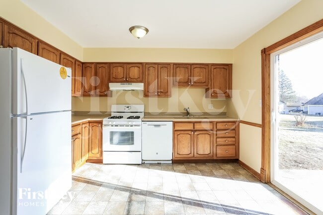 Photo - 915 Camelot Dr