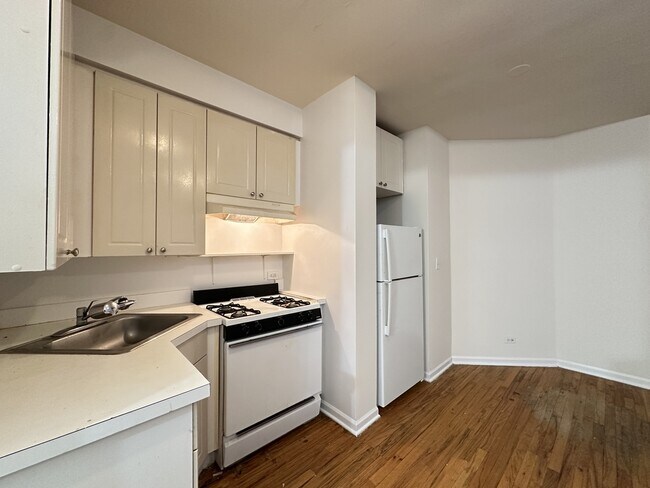 Photo - 909 W Dakin St Unit 011