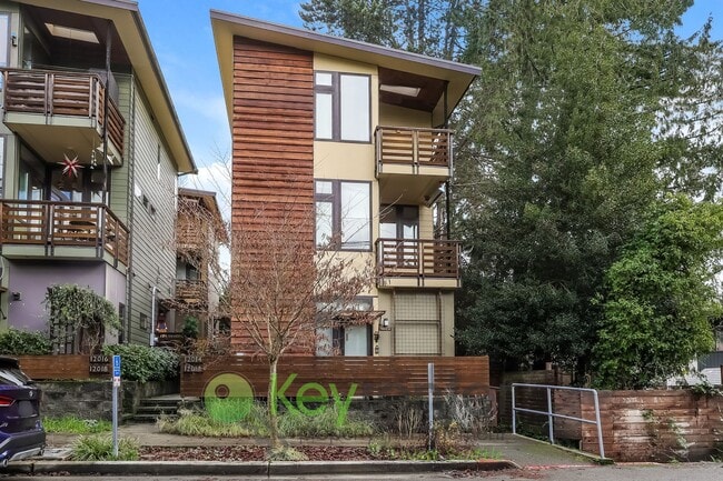 Building Photo - Modern Seattle Home Featuring Hardwood Floors and Style