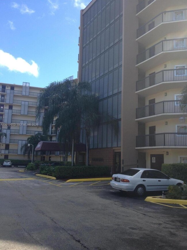 Building Photo - 3101 N Country Club Dr Unit 510