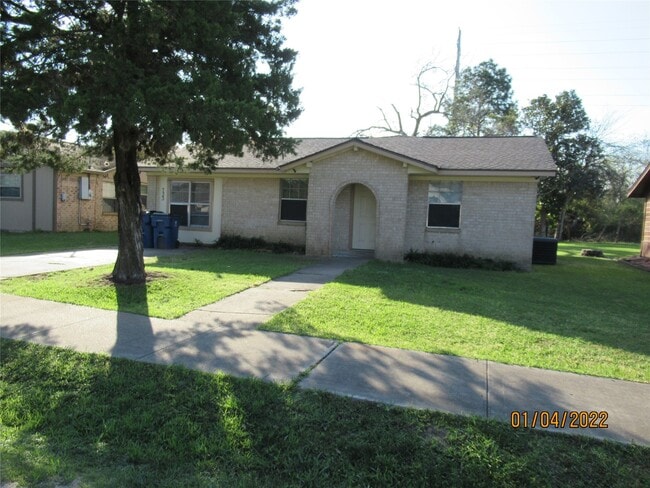 Photo - 733 W Live Oak St