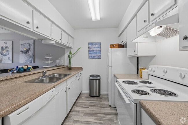 1BR, 1 BA - 670SF - Kitchen - Memorial City Apartments