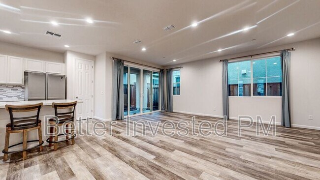 Photo - 2039 Karen Pl