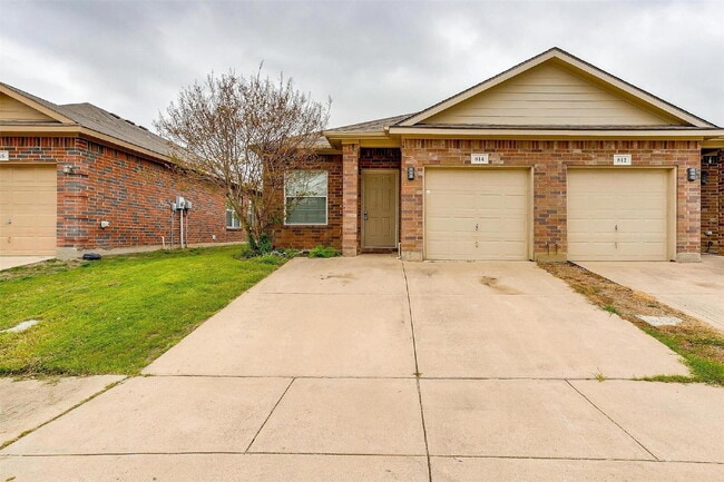Building Photo - Charming 3-Bed, 2-Bath Duplex in Burleson