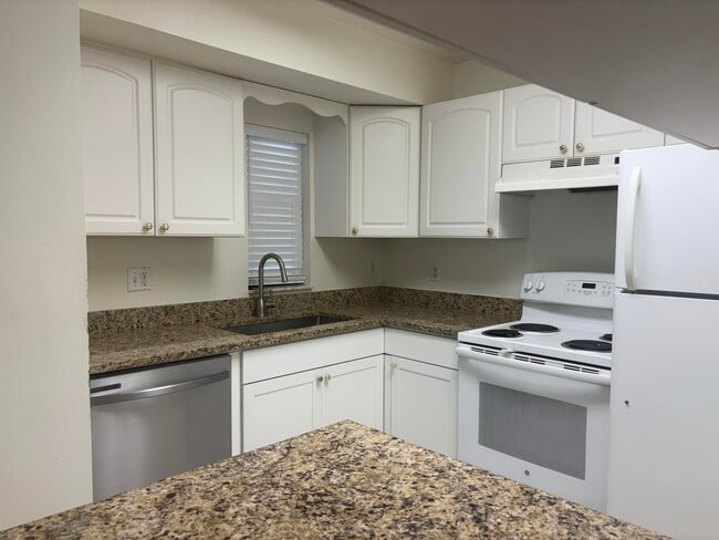 Building Photo - 2456 SE Garden Terrace Unit 307
