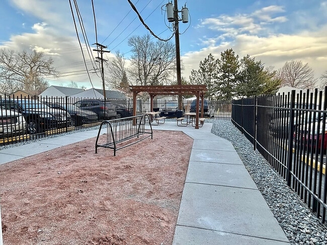 Building Photo - Monte Vista