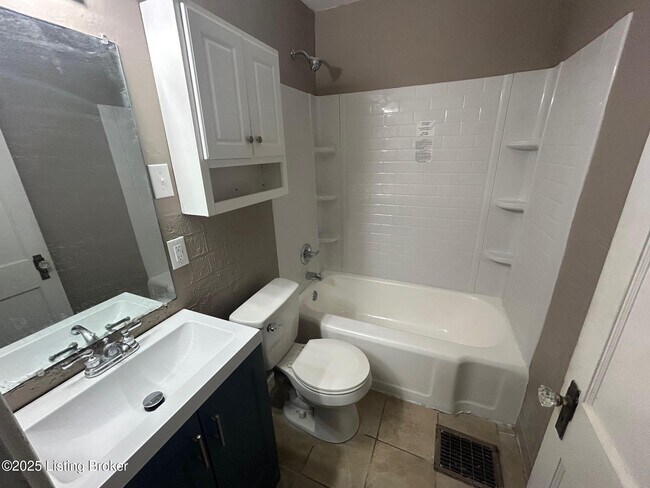 Photo - 735 Compton St