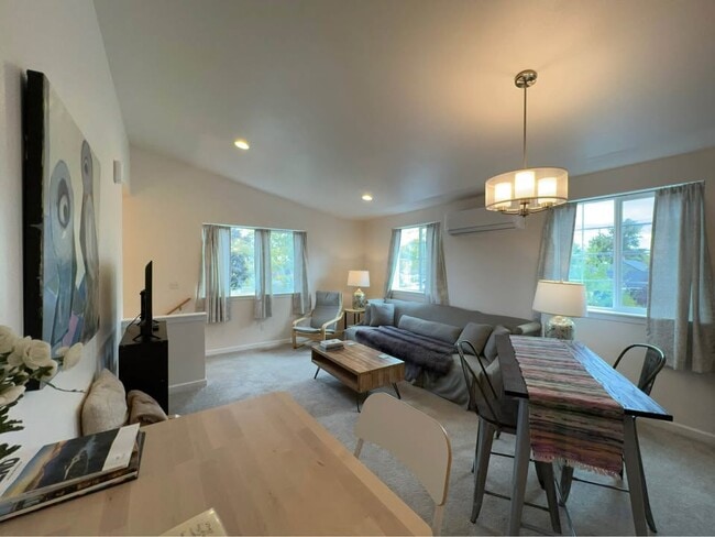 Photo - 233 NW Cedar Ave Unit A