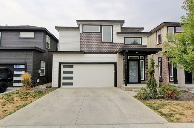 Building Photo - Immaculate Bench Home!