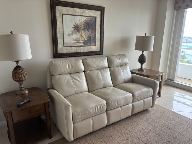 Den - 4201 N Ocean Blvd Unit 809
