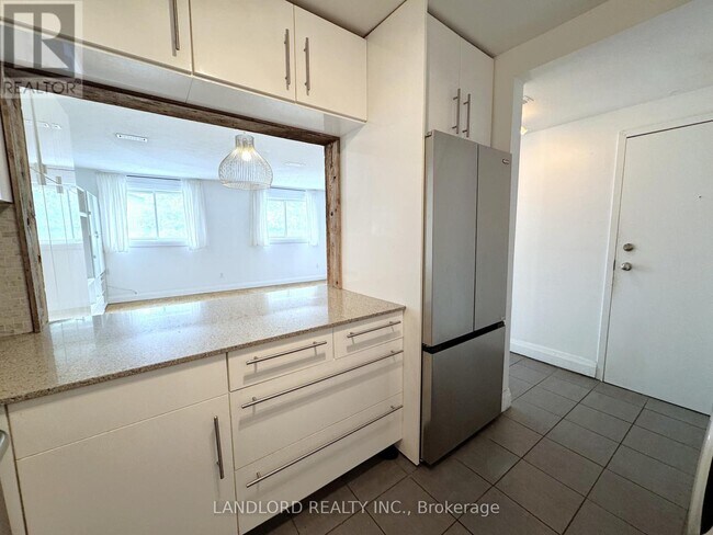 Photo - 1175 Queen St E