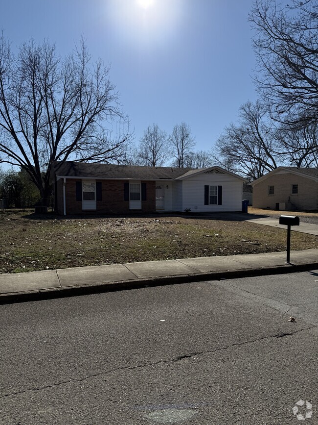 Building Photo - 3 Br 1.5 ba Brick, in the city Rental