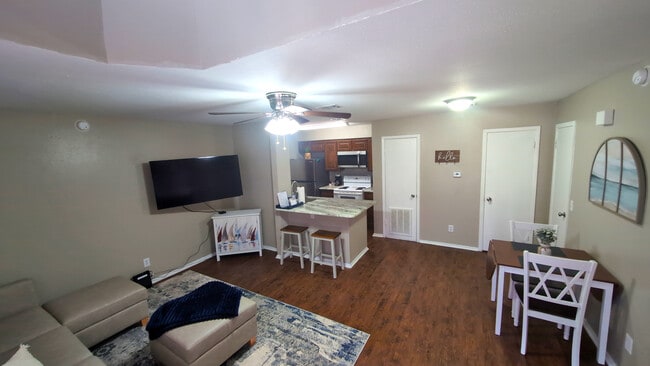 Building Photo - 1305 W Villa Maria Rd Unit E104