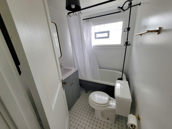 Shower - 1276 W 89th St Unit 1274 w 89th st floor 3