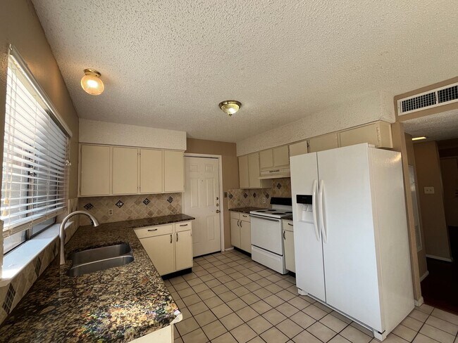 Photo - 3/1.5 Townhouse in Great location