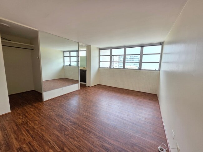 Photo - AVAILABLE NOW! Spacious and bright 2 bed, 2 bath, 1 parking unit on Ward Ave Unit 6E